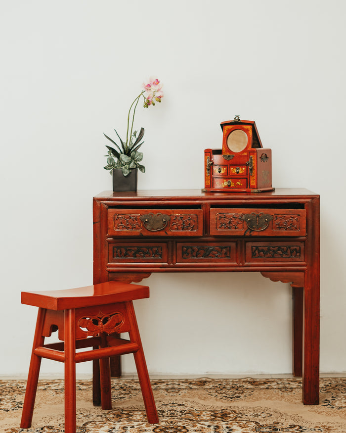 Short Red Console
